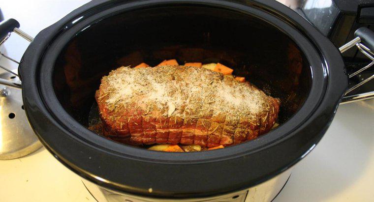 Làm thế nào để bạn nấu thịt lợn quay trong nồi sành?