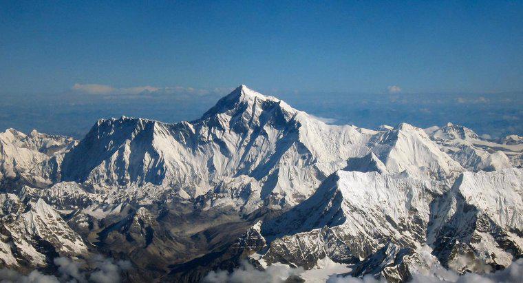 Đỉnh Everest ở lục địa nào?