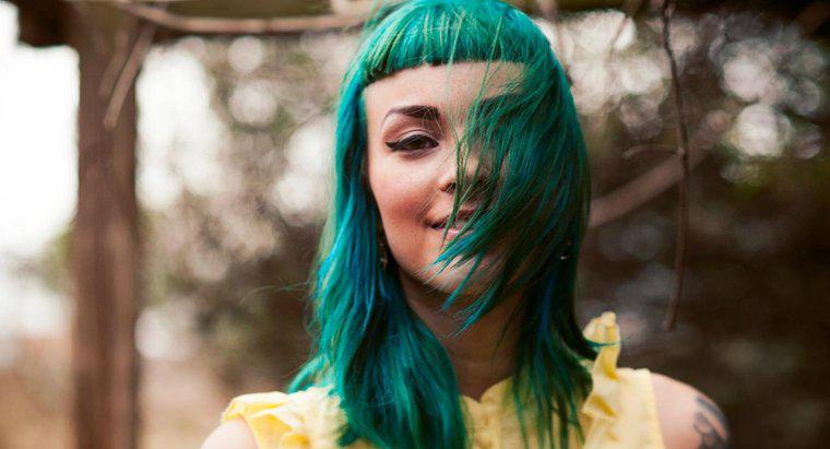 Làm thế nào để bạn nhuộm tóc màu xanh lá cây?
