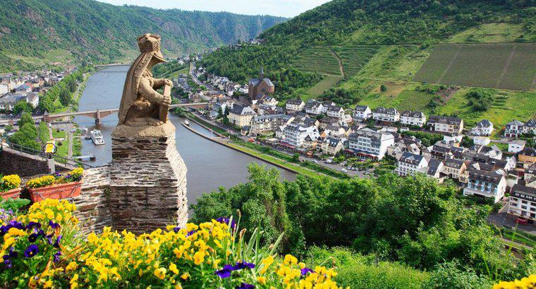Sông Rhine chảy qua những quốc gia nào?