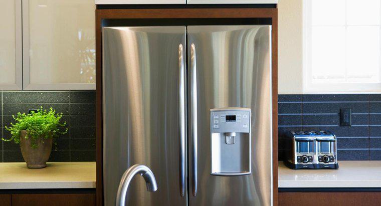 Sau bao lâu thì một chiếc tủ lạnh đã được di chuyển, nó có thể được cắm vào không?