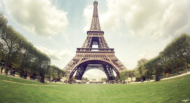 Có bao nhiêu người đến thăm tháp Eiffel mỗi năm?