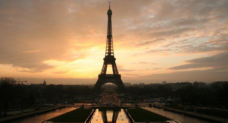 Vật liệu nào được sử dụng để xây dựng tháp Eiffel?