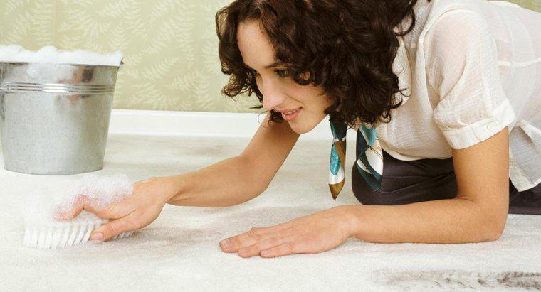Làm thế nào để bạn loại bỏ vết bẩn cũ trên thảm?
