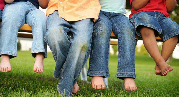 Làm thế nào để bạn loại bỏ vết bẩn cỏ trên quần jean?