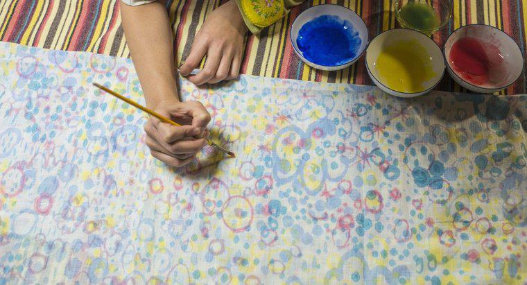 Làm thế nào để bạn loại bỏ sơn vải khô?