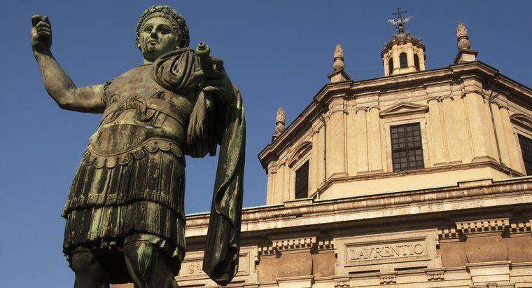 Một trong những thành tựu của Hoàng đế Constantine là gì?