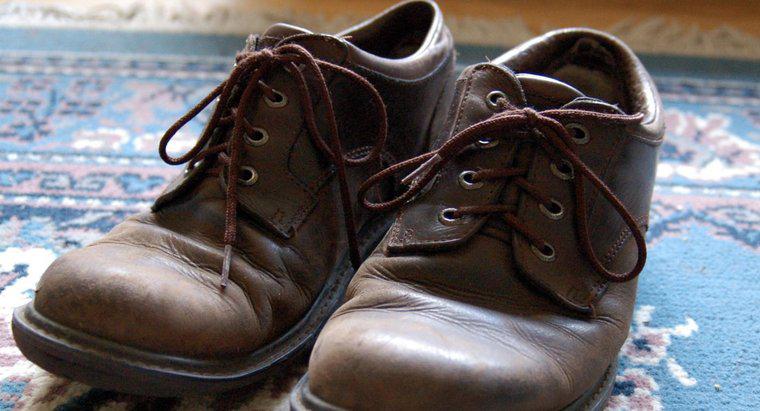 Giày được phát minh lần đầu khi nào?