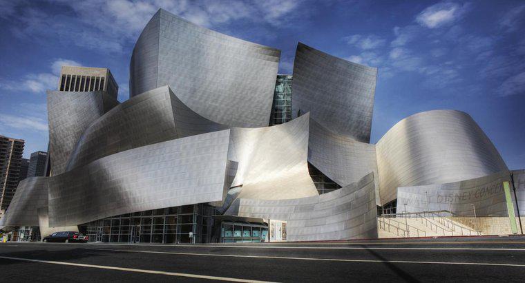 Chủ đề thiết kế và triết lý của Frank Gehry là gì?