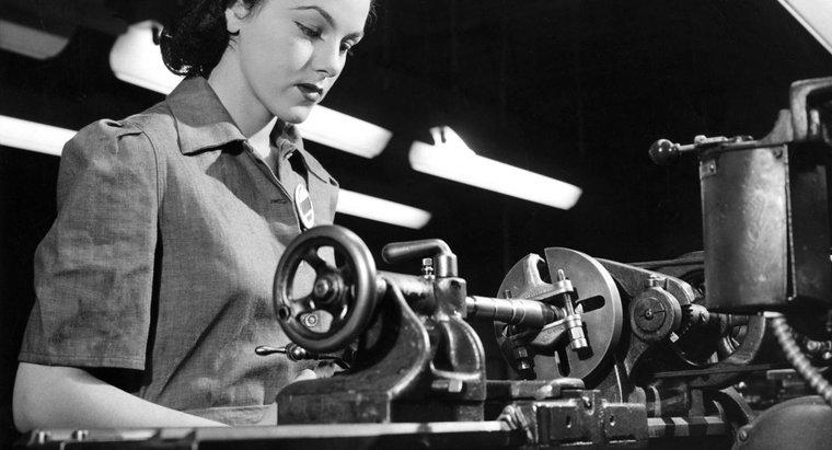 Mức lương trung bình hàng tuần cho một nữ công nhân nhà máy vào năm 1944 là bao nhiêu?