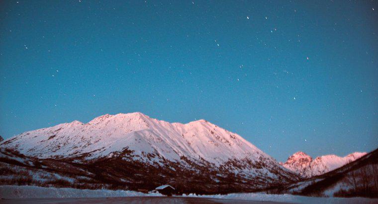 Khi nào trời tối ở Alaska?