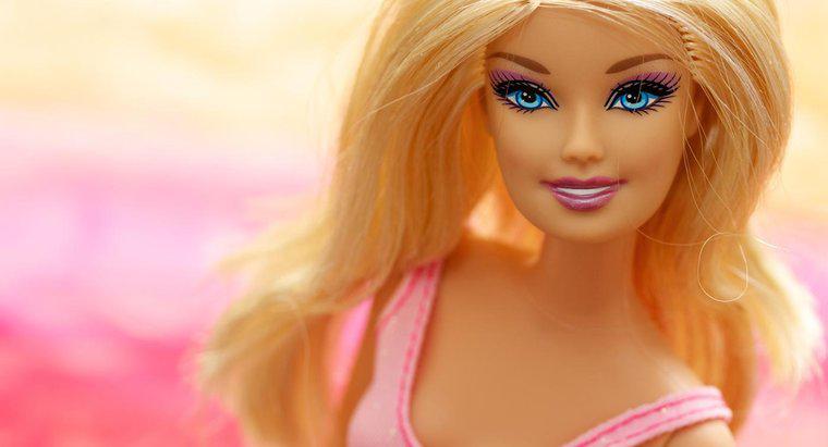 Búp bê Barbie được làm bằng vật liệu gì?